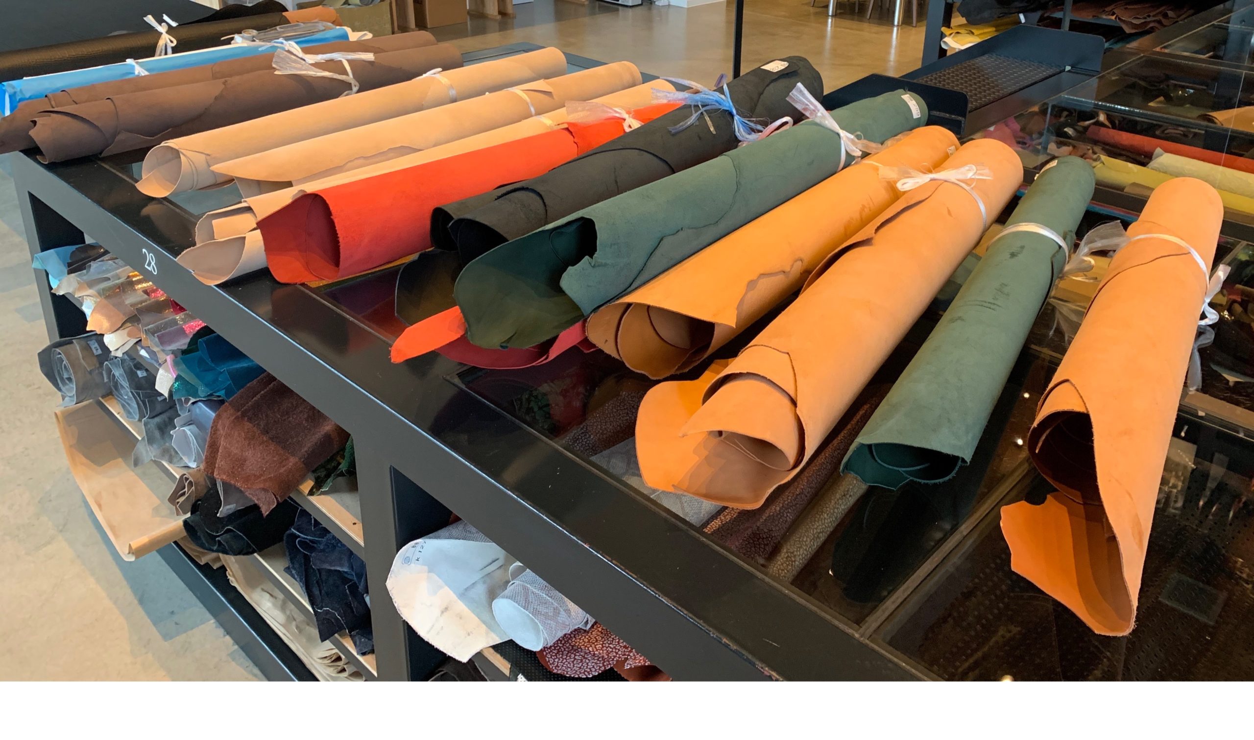 革の仕入れに行ってきました！