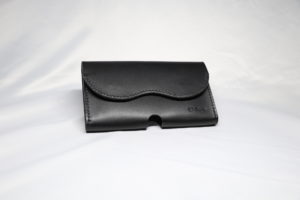 レザーアイテムK's Cuoioの黒ヌメ革スマホケース