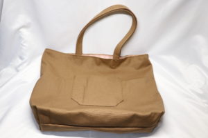 キャメルブラウンの帆布鞄