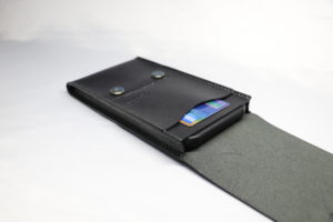 レザーアイテムK's Cuoioのベルト通しスマホケース