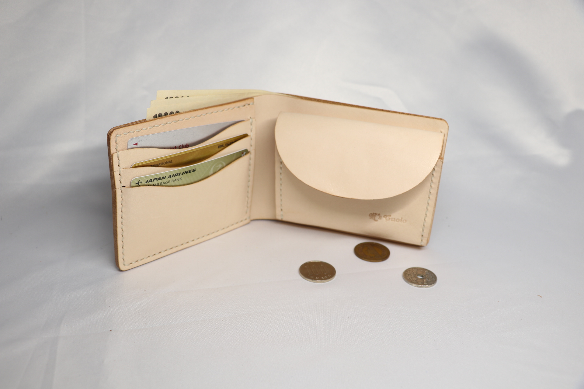 レザーアイテムK's Cuoioの二つ折りのシンプルな財布です。 | ハンドメイドレザーアイテム｜K's Cuoio