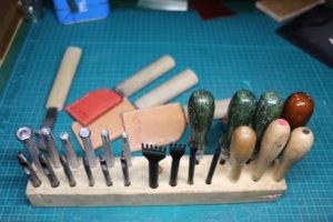 レザーアイテムK's Cuoioの工具立て