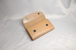 レザーアイテムK's Cuoioのベルト通し型スマホケース