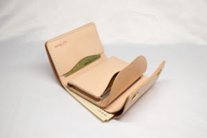 レザーアイテムK's Cuoioの三つ折り財布