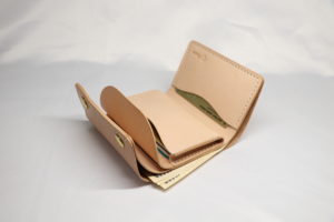 レザーアイテムK's Cuoioの三つ折り財布