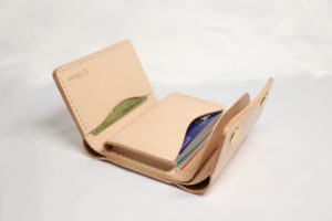 レザーアイテムK's Cuoioの三つ折り財布