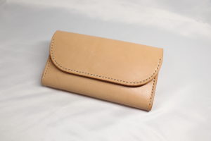 レザーアイテムK's Cuoioのベルト通し型スマホケース