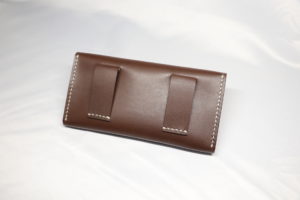 レザーアイテムK's Cuoioのベルト通し型スマホケース