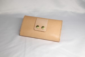 レザーアイテムK's Cuoioのベルト通し型スマホケース