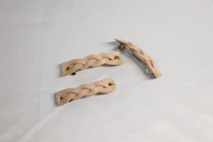 レザーアイテムK's Cuoioの三本編みバレッタ