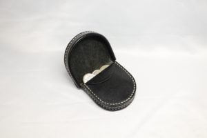 レザーアイテムK's Cuoioの馬蹄型小銭入れ