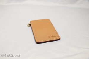 レザーアイテムK's Cuoioの定期入れカスタマイズ。