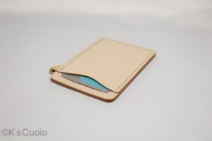 レザーアイテムK's Cuoioの定期入れ