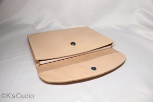 レザーアイテムK's Cuoioのクラッチバッグ