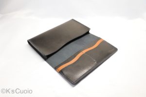 レザーアイテムK's Cuoioのブラック横長通帳ケース