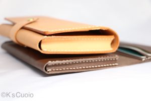 レザーアイテムK's Cuoio通帳ケースマチの違い