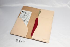 レザーアイテムK's Cuoioのパスポートケース