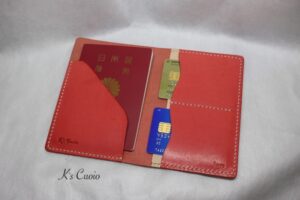レザーアイテムK's Cuoioのパスポートケース