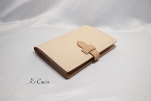 レザーアイテムK's Cuoioの手帳カバーです。