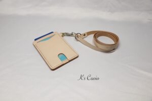 レザーアイテムK's Cuoioの定期入れ