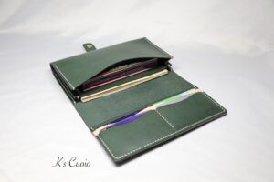 レザーアイテムK's Cuoioの横長通帳ケースカスタマイズ