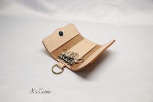 レザーアイテムK's Cuoioのキーケースカスタマイズ