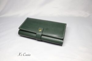 レザーアイテムK's Cuoioの横長通帳ケースカスタマイズ