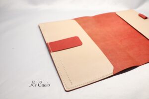 レザーアイテムK's Cuoioの手帳カバー