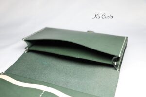 レザーアイテムK's Cuoioの横長通帳ケースカスタマイズ