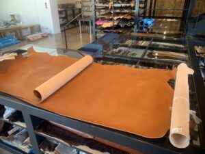 レザーアイテムK's Cuoioのキャメル色ヌメ革