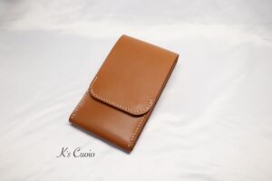 レザーアイテムK's Cuoioのベルト通し型スマホケース
