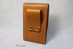 レザーアイテムK's Cuoioのベルト通し型スマホケース