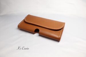 レザーアイテムK's Cuoioのベルト通し型スマホケース