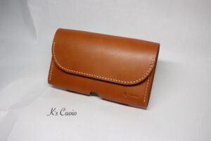 レザーアイテムK's Cuoioのベルト通し型スマホケース