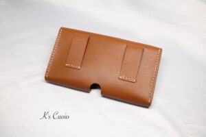 レザーアイテムK's Cuoioのベルト通し型スマホケース