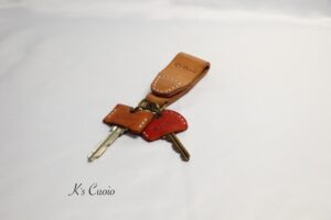 レザーアイテムK's Cuoioのマグネットキーホルダーとキーカバー