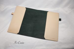 レザーアイテムK's Cuoioの手帳カバー