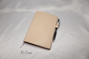 レザーアイテムK's Cuoioのシンプル手帳カバー