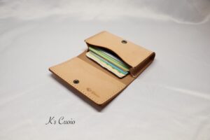 レザーアイテムK's Cuoioのたっぷり入るカードケース