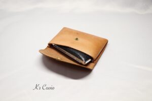 レザーアイテムK's Cuoioの一枚革で作るカードケース