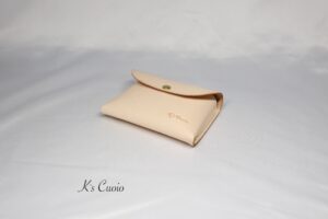 レザーアイテムK's Cuoioの一枚革で作るカードケース