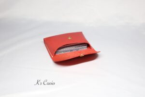 レザーアイテムK's Cuoioの一枚革で作るカードケース