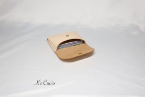 レザーアイテムK's Cuoioの手のひらサイズのカードケース