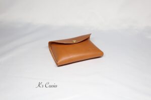 レザーアイテムK's Cuoioの一枚革で作るカードケース