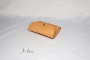 レザーアイテムK's Cuoioの一枚革で作るカードケース