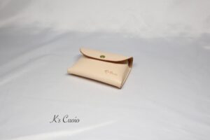 レザーアイテムK's Cuoioの手のひらサイズのカードケース