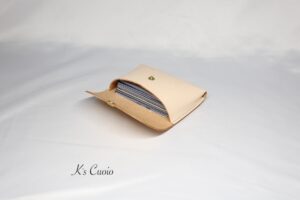 レザーアイテムK's Cuoioの一枚革で作るカードケース