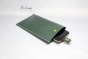 レザーアイテムK's Cuoioのスマホポーチ