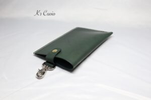 レザーアイテムK's Cuoioのスマホポーチ