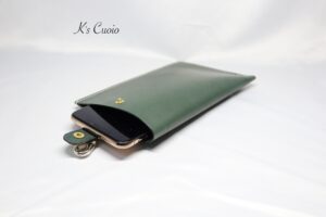 レザーアイテムK's Cuoioのスマホポーチ